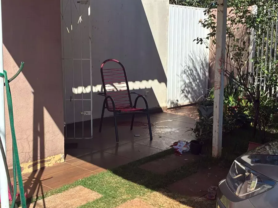 Homem ataca mãe com faca de pão no Jardim Veraneio