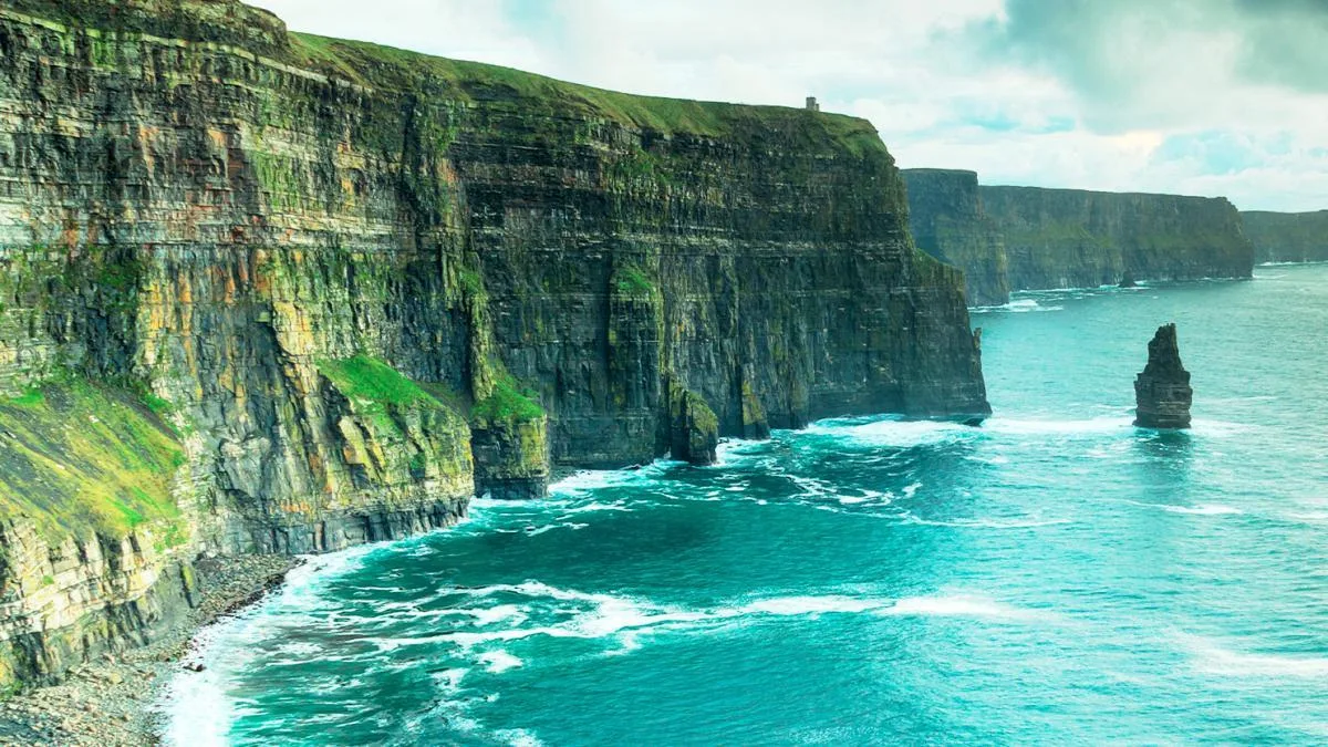 Una sección del icónico farallón de los acantilados de Moher se derrumba en el Atlántico