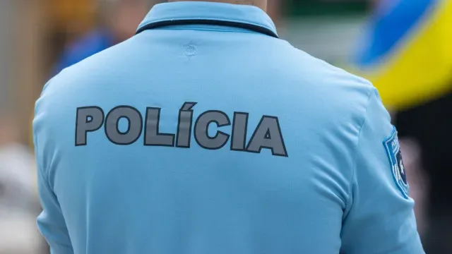 Homem detido por violência doméstica contra ex e filho de 4 anos