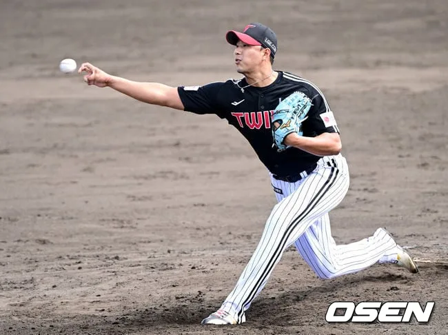 1이닝 2볼넷 3도루 허용→2이닝 23구 퍼펙트…홀드왕 사이드암의 롤러코스터 피칭, 제구와 퀵모션 약점 아쉽네
