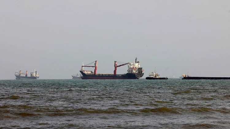 US threatens 'economic D-Day' sanctions on Iran