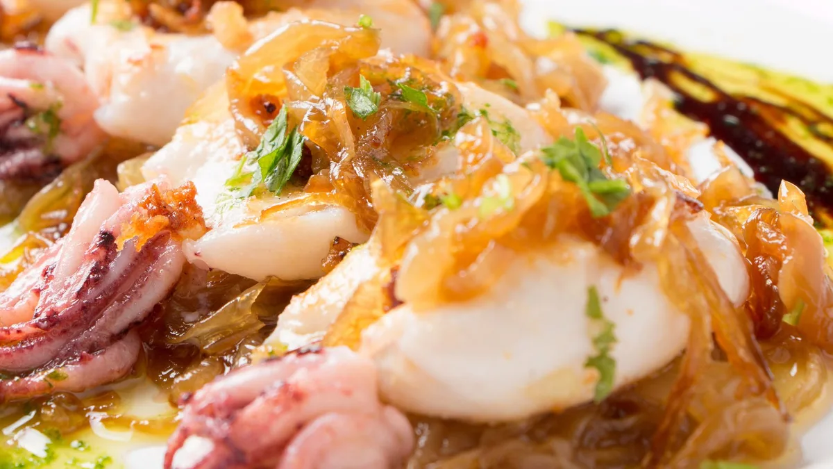 El plato tradicional de la cocina vasca que mantiene vivo el sabor marinero del Cantábrico