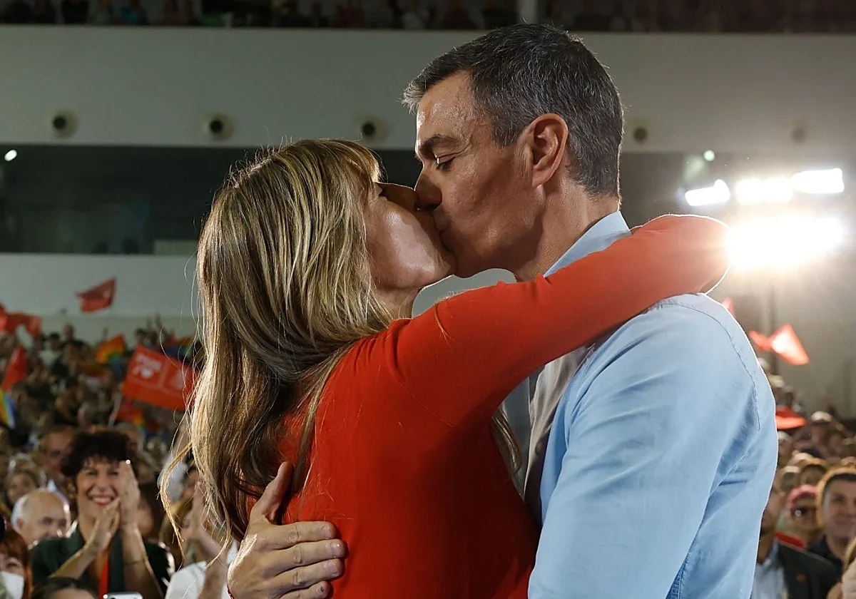 Sánchez hace 'ticket electoral' con Begoña Gómez para el 29-N