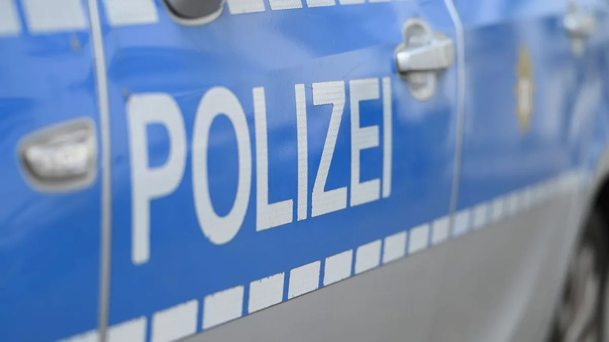 Berlin: Mit Gullydeckel: Männer brechen in Supermarkt ein