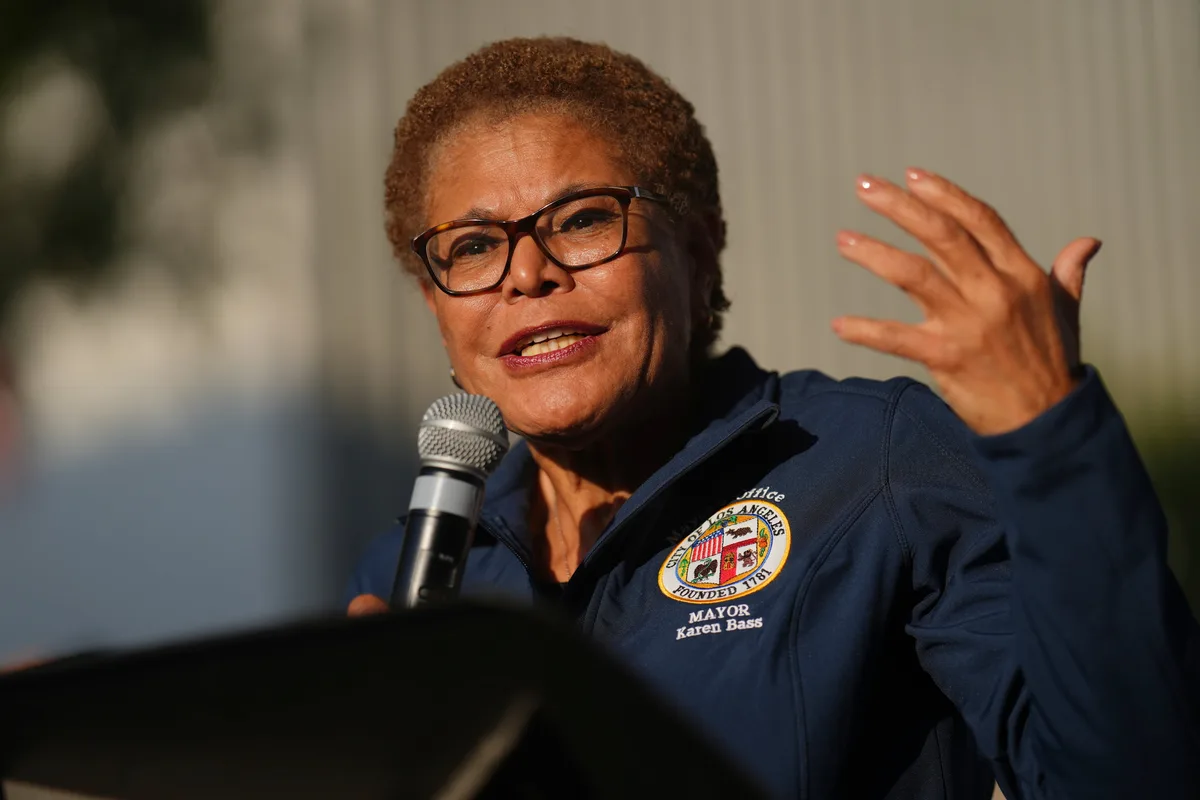 Karen Bass, alcaldesa de Los Ángeles, sobre el ICE: “Es importante prepararse, contraatacar y resistir”
