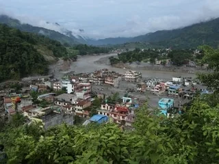 Crue meurtrière au Népal : " risque élevé " de rupture d'une vaste retenue d'eau dans la zone touchée