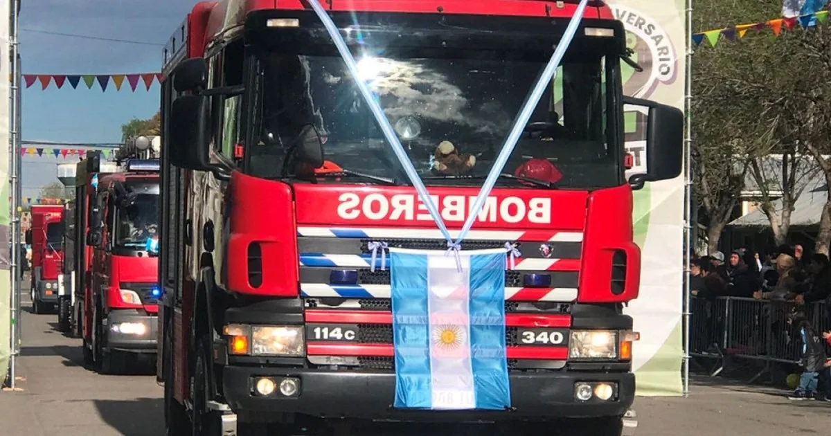 Bomberos Voluntarios de Cipolletti festeja su aniversario con una muestra histórica, visitas al cuartel y desfile