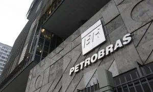 PETR4: Petrobras sobe quase 4% com alta do petróleo com tensão no Oriente Médio