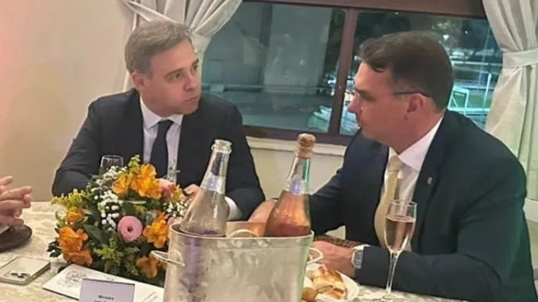 André Mendonça toma nova decisão favorável a Flávio Bolsonaro no TSE