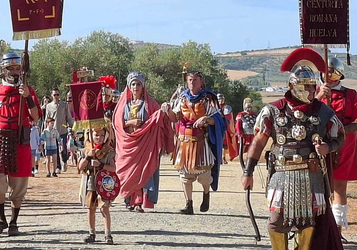 La antigua Roma revive de nuevo en Santiponce con bodas, pretorianos, gladiadores y una gran suelta de palomas