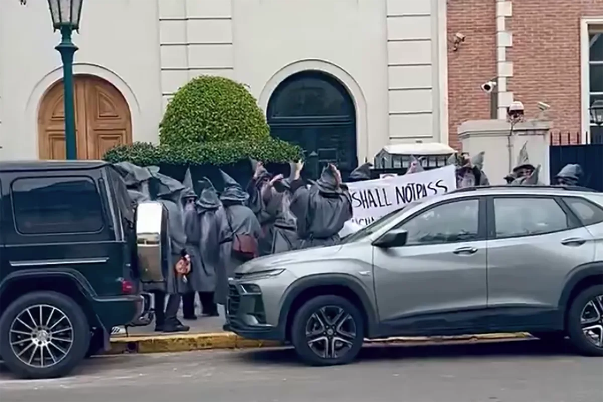 Protestors Dressed as Gandalf Demand Peter Thiel Leave Argentia, Go Back to the Abyss