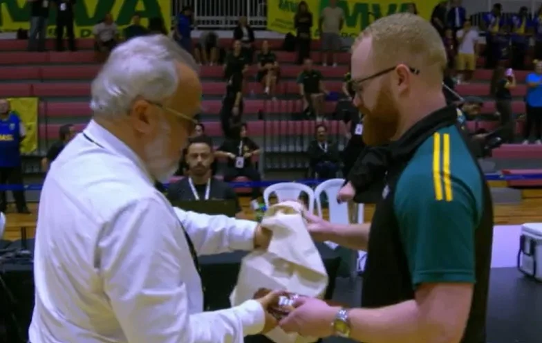 Técnico do Brasil ganha pacote de biscoitos em troca de presentes antes de jogo no Mundial de rúgbi