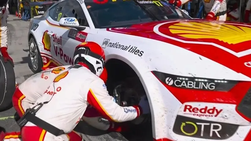 Kostecki loses lead after horror slow stop