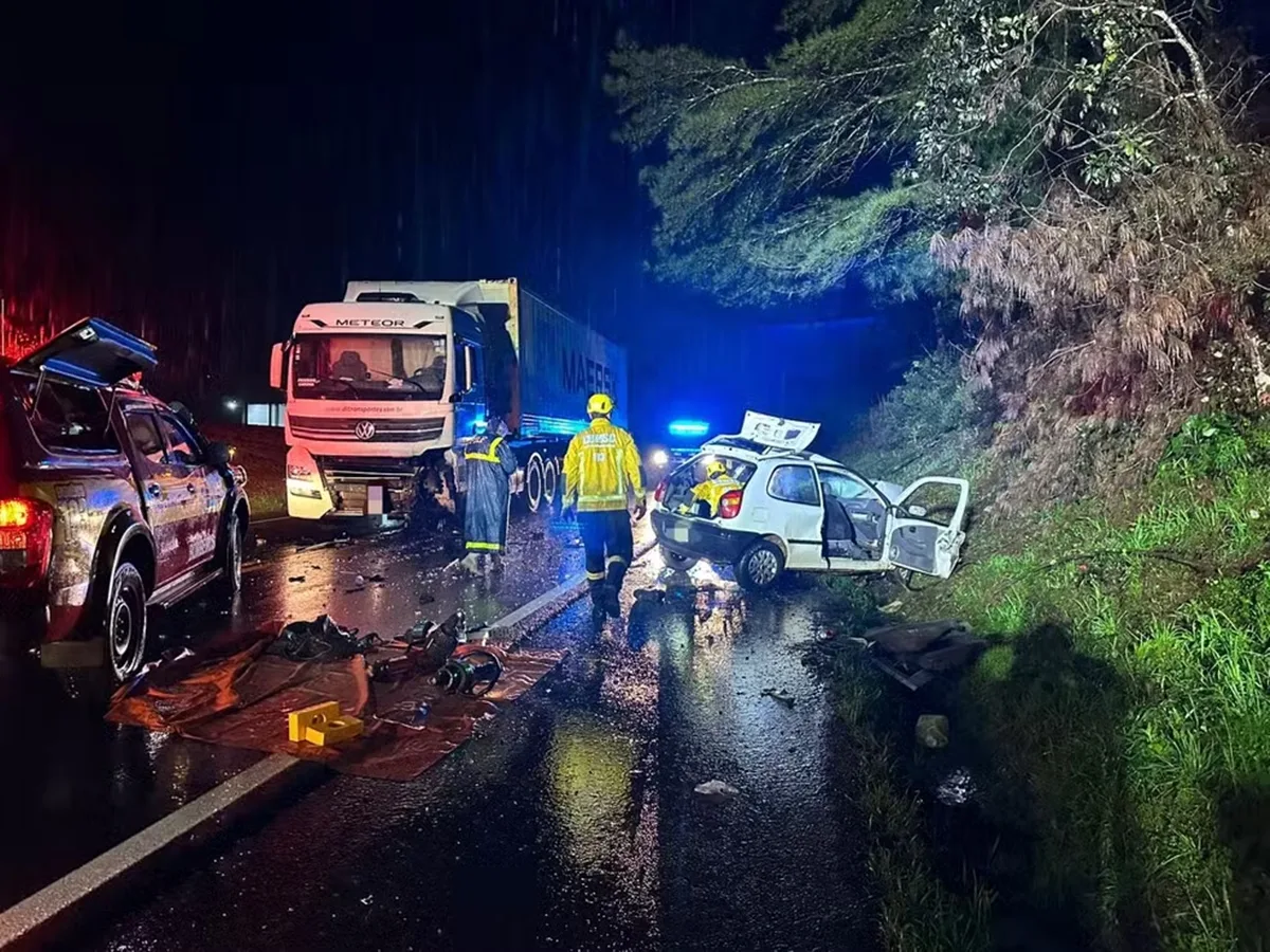 Criança de 6 anos e 2 adultos morrem em acidente na BR-470 em SC