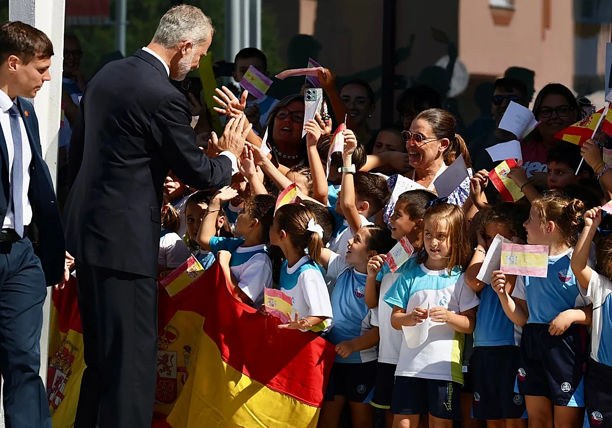Baño de cariño para Felipe VI en Rota en la inauguración del Museo sobre la Base Naval