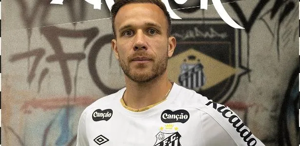 Santos anuncia contratação do volante Arthur; contrato vai até o fim do ano
