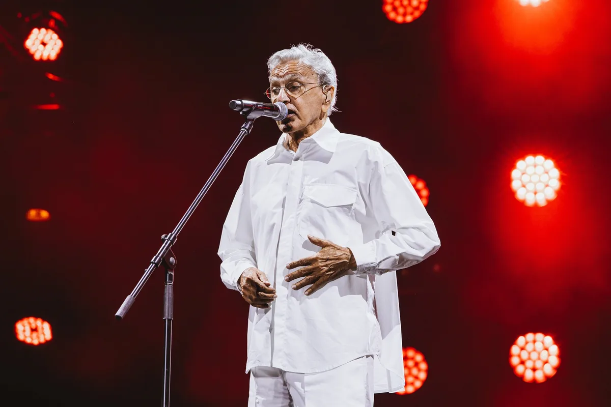 Caetano Veloso fará show gratuito no DF nos 80 anos do Sesc; veja como retirar ingressos