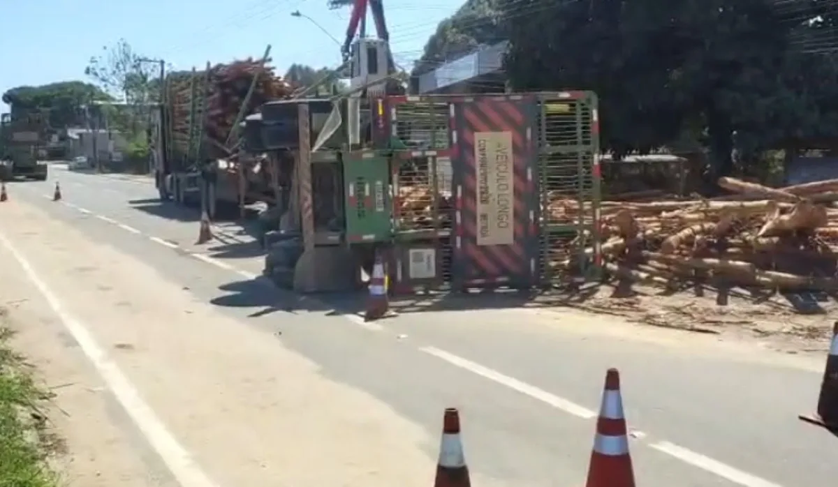 Carreta com eucalipto tomba na BR-101 em Linhares; pista é interditada