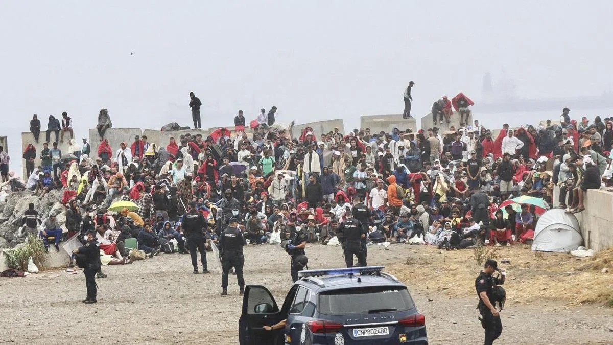 Vuelven a desalojar a más de mil migrantes de la playa de El Trampolín
