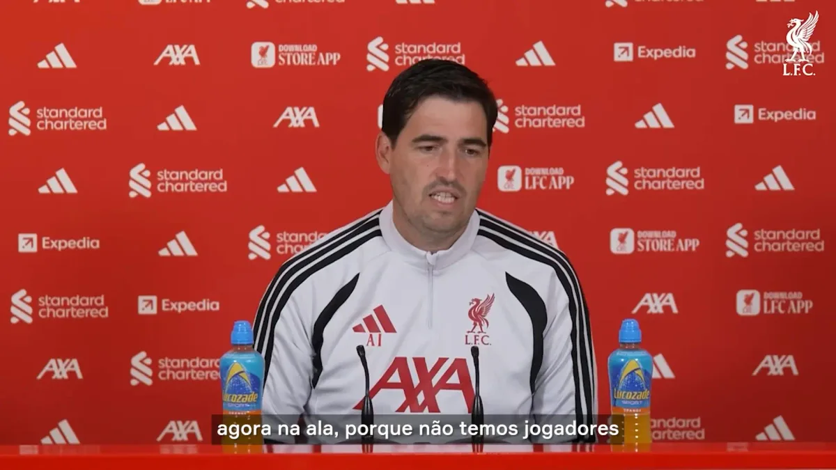 Treinador do Liverpool, Iraola fica frustrado com demora nas substituições antes de pênalti decisivo