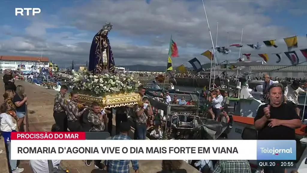 Procissão do Mar. Milhares de fiéis assistem nas margens do rio Lima