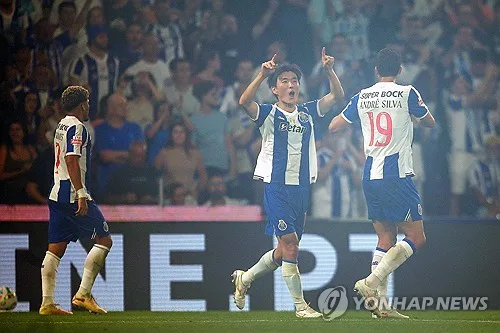 황인범, 30세 생일 '자축 데뷔골'…포르투는 벤피카에 3-1 승리