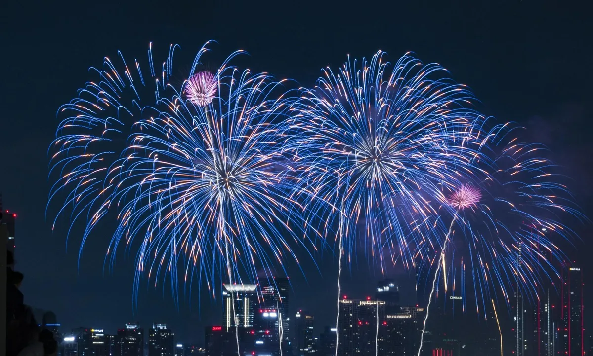 “명당 돗자리 30만원”…여의도 불꽃축제 암표 기승
