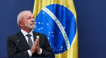 Lula celebra aprovação no Brasil de redução de semana de trabalho, empresários criticam medida