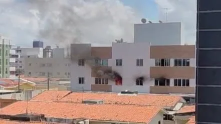 Incêndio atinge prédio nos Bancários, em João Pessoa
