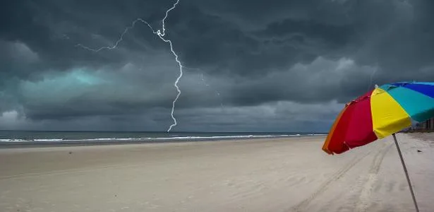 Por que é perigoso ficar na praia com raios? Veja como se proteger