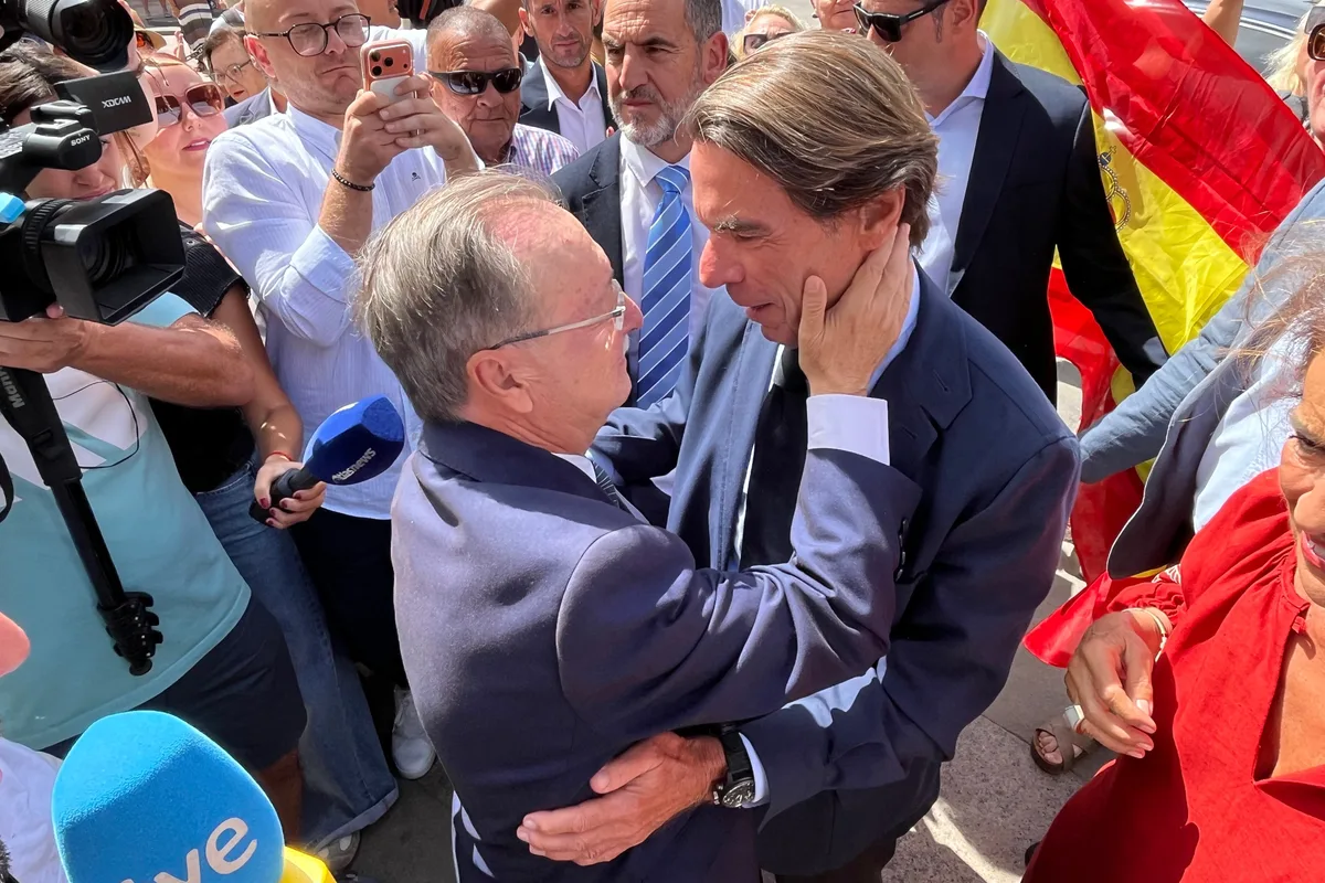Aznar visita una Ceuta al borde del estallido social: “La soberanía nacional no tiene vacaciones”