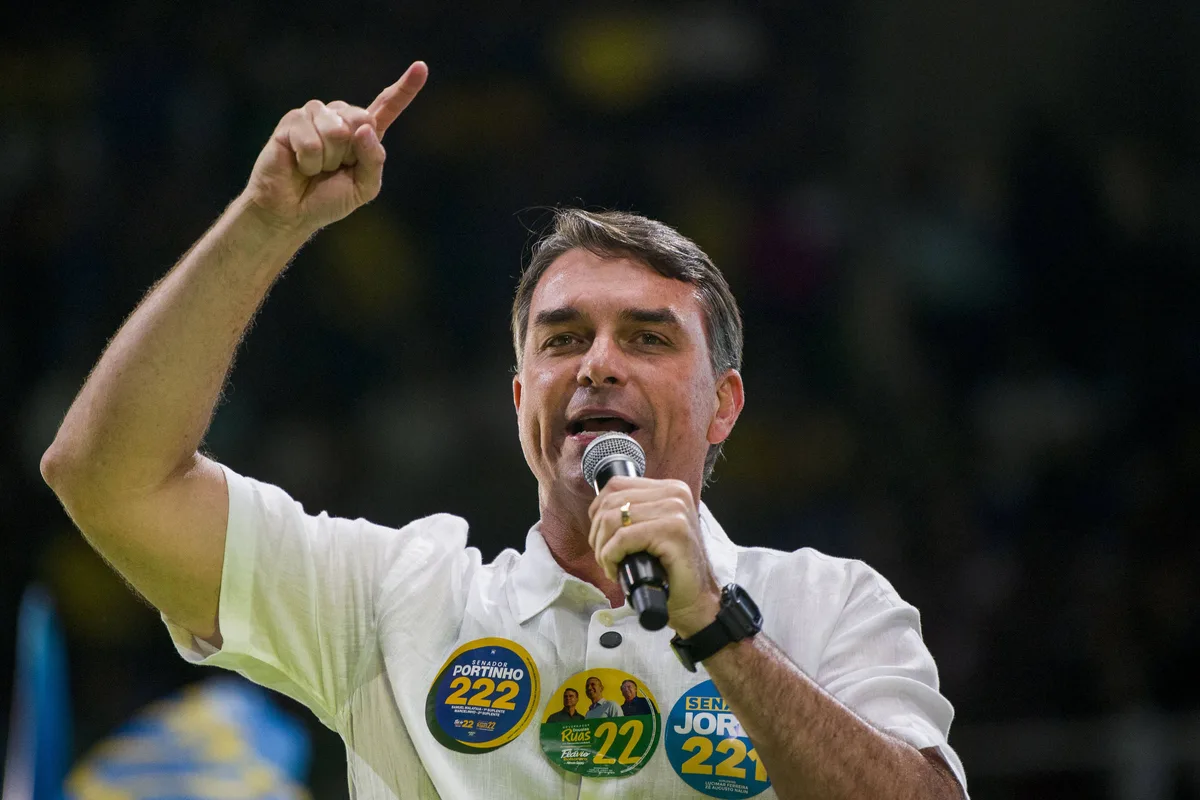 Flávio Bolsonaro tem alívio com caso Lulinha, mas eleitor indeciso cobra explicação sobre 'Dark Horse'
