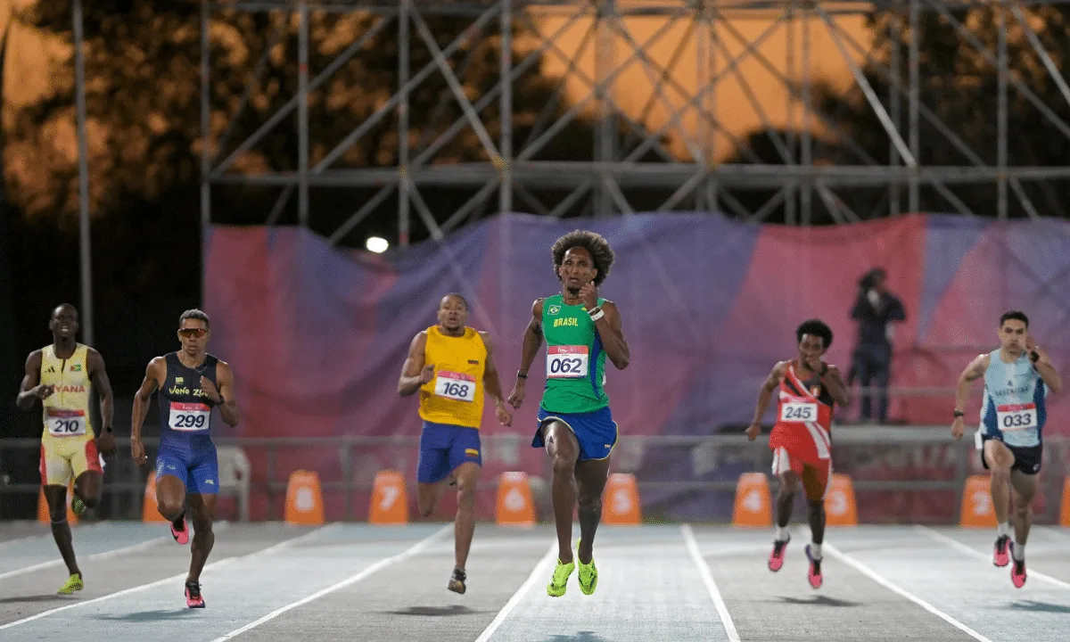 Alison dos Santos estreia nos Jogos Sul-Americanos com recorde na semifinal