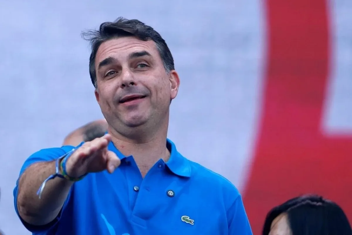 Flávio Bolsonaro vai interromper campanha para visitar aliado preso