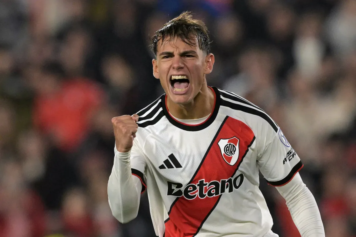 Nova contratação do Flamengo chega ao Rio de Janeiro para assinar contrato