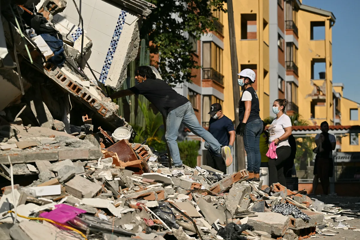 Presidente da Colômbia pede suspensão de tarifas a Trump após terremoto