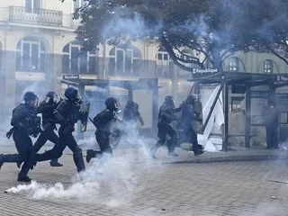 Violences du 17 octobre : manifestants, interpellations… Quel bilan par rapport à d’autres mobilisations ?