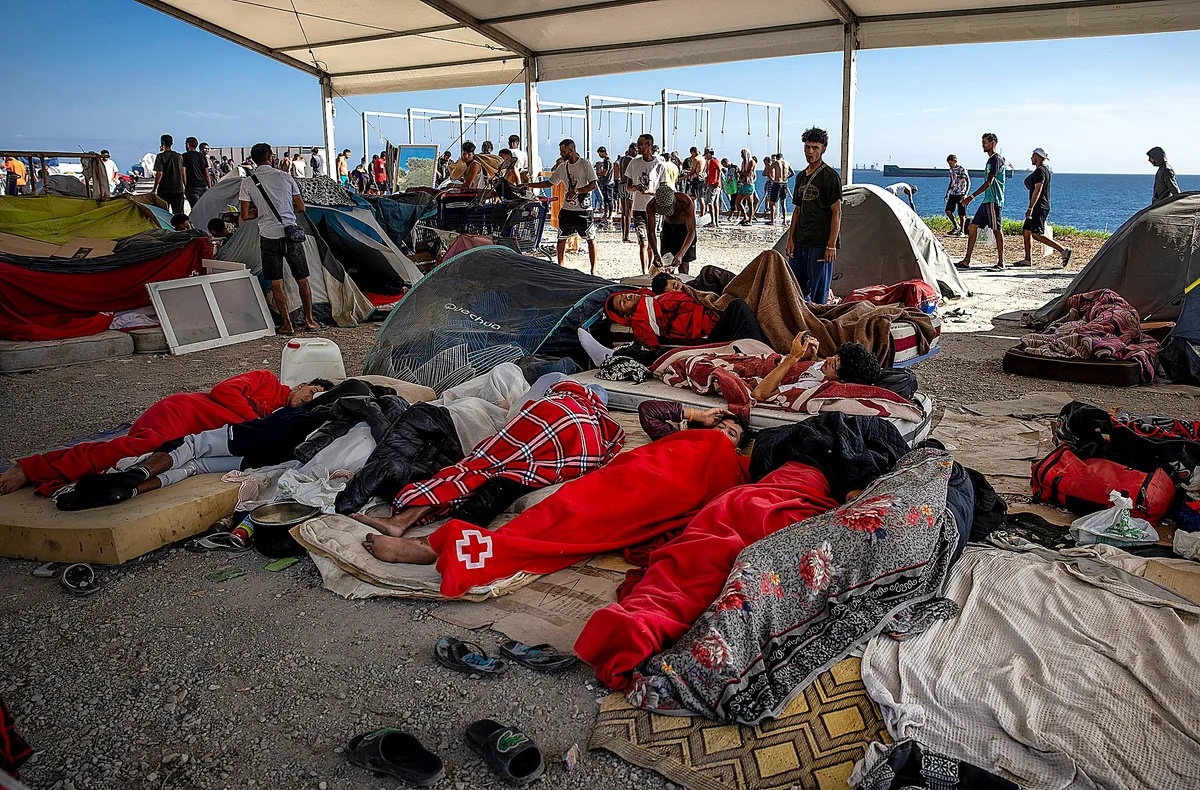 Los expertos en extranjería doblan el peor cálculo de Sánchez: hay hasta 20.000 irregulares en Ceuta