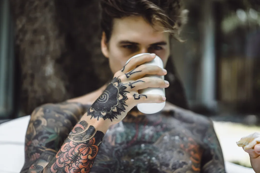 Tatuajes invisibles que aparecen cuando tú quieres: así funciona PhotoTat, la tinta fotocrómica ideal para entrevistas de trabajo y visitas a tu abuela