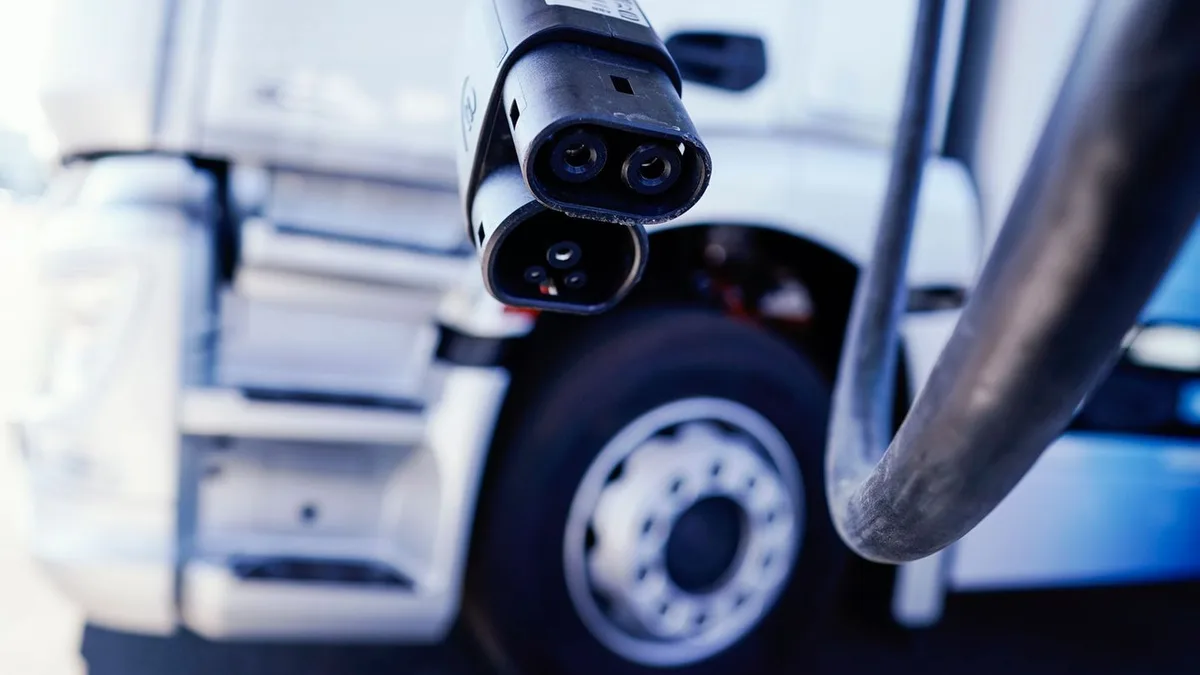 Elektromobilität: Weltweiter Absatz von E-Lkw und -Bussen 2025 fast verdoppelt