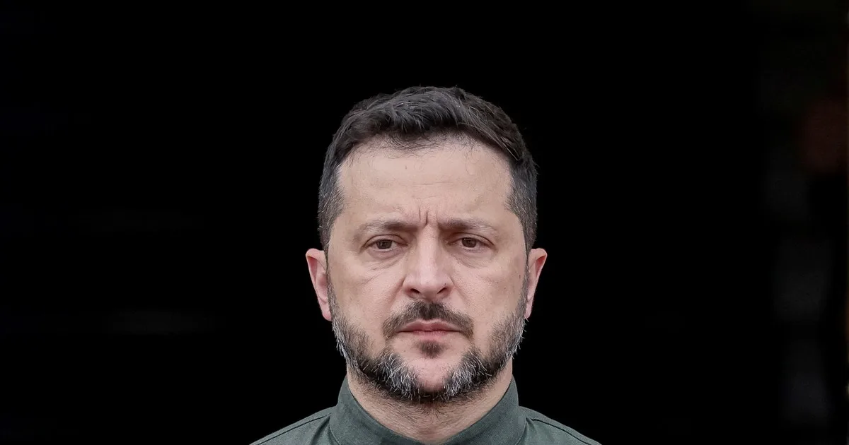 Zelenski quiere comandar Ucrania hasta el final de la guerra con Rusia y dice que llamar ahora a elecciones sería "un tsunami"