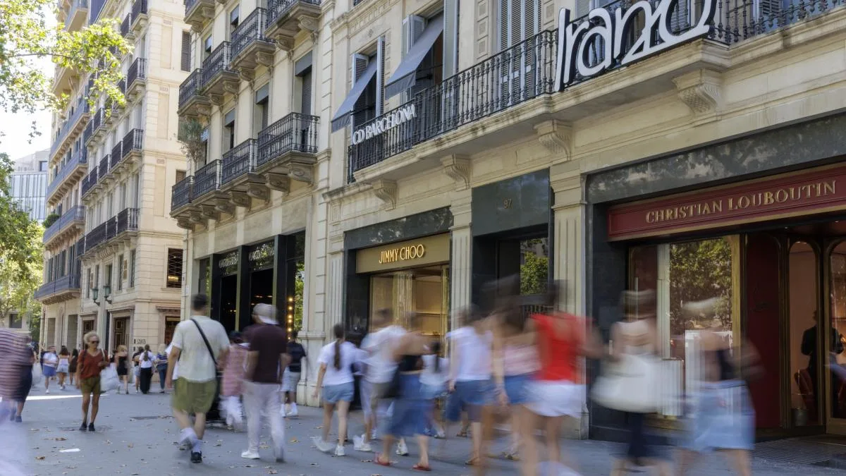 La pugna de las grandes marcas por el turista más adinerado dispara el precio del paseo de Gràcia