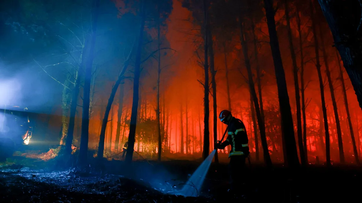 L’incendie dans les Landes réactivé dans la nuit, plusieurs centaines d’hectares ont encore brûlé