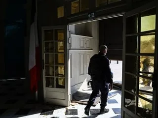 Manifestation du 17 octobre à Marseille : la mairie brièvement envahie, un poste de police municipale dégradé