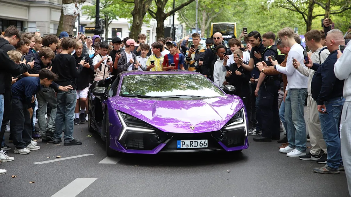 Sogar Polizeieinsatz - Massenansturm auf Gastronom in Rekord-Lamborghini