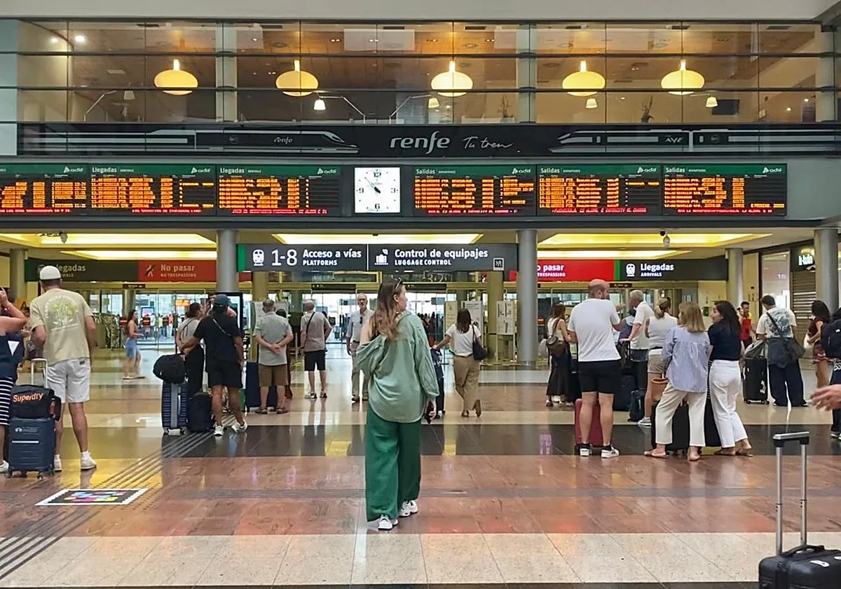 Viajeros atrapados durante tres horas en la estación de Málaga: «No hay día sin una nueva avería»