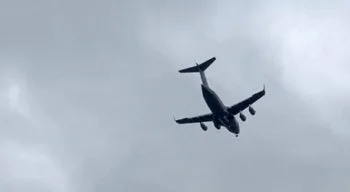 Avião militar norte-americano sobrevoa Moscovo