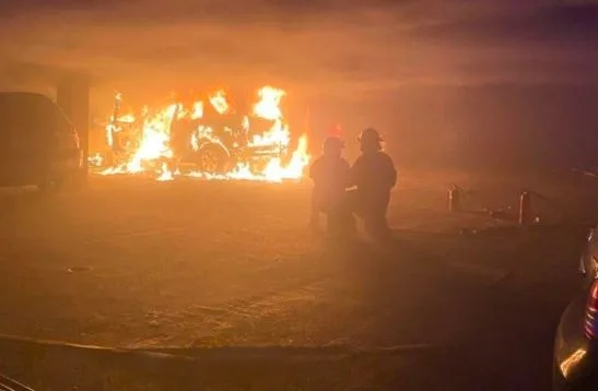 Incendio en el estacionamiento de un edifico en La Tahona dejó a un hombre con quemaduras