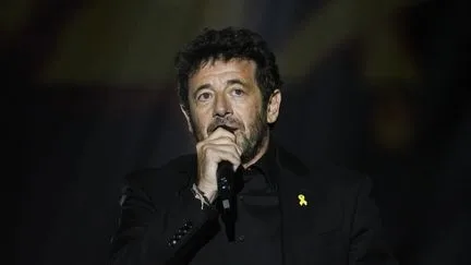 Le chanteur Patrick Bruel, mis en examen pour violences sexuelles, annonce l'annulation de sa tournée prévue à l'automne