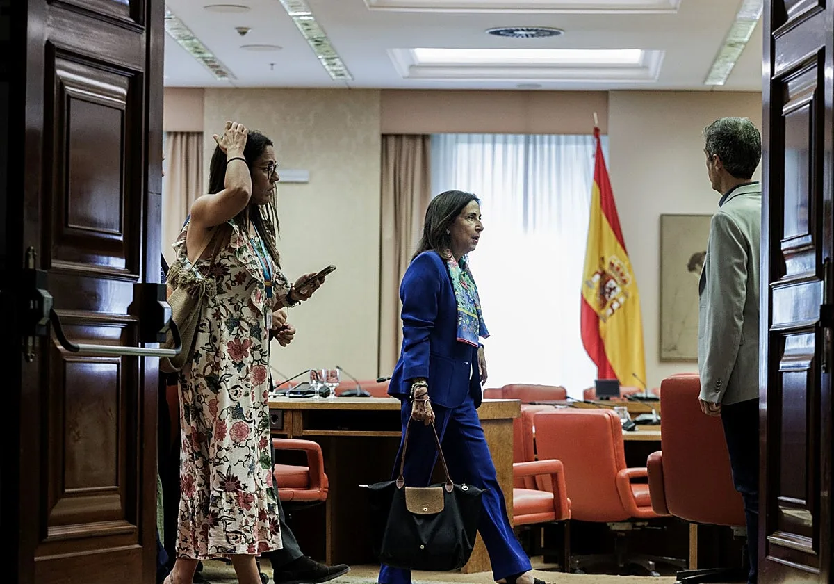 El Gobierno lanza una campaña contra Robles, que no cede y mantiene el pulso